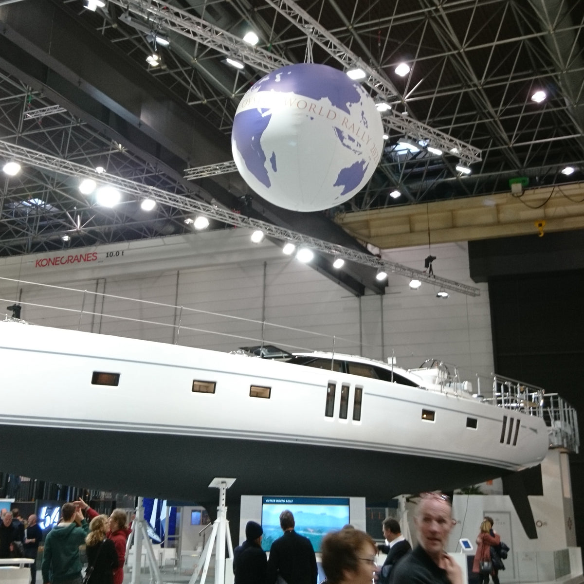 Air-filled advertising balloon with B1 certificate with permanent fan Inflatable24.com by Inflatable24.com