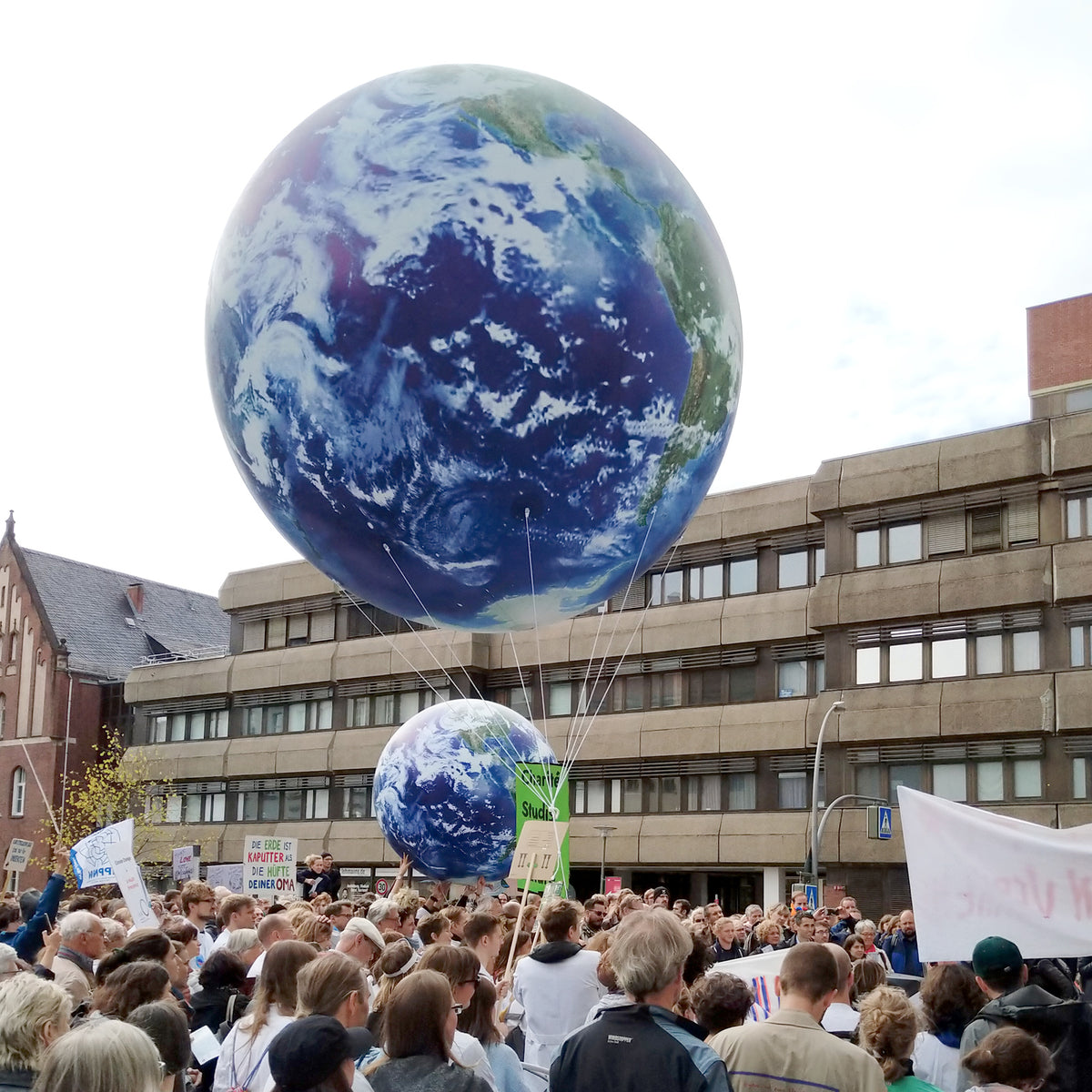 Balloon Planets 1.5 m (5 ft) - 4 m (13 ft)- Earth, Moon, Uranus, Jupiter, Neptune, Venus, Mercury and Mars, Inflatable24.com by Inflatable24.com