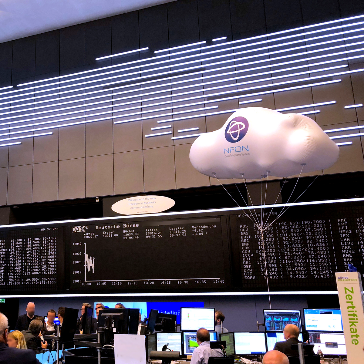 Flying Balloon special shape "Cloud" Inflatable24.com by Inflatable24.com